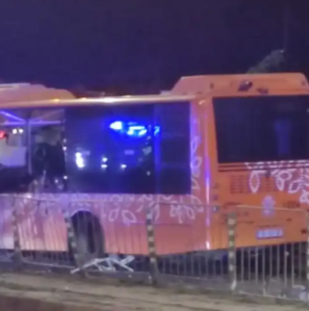 Потресаващо видео с момента, в който младият шофьор се врязва в автобуса на градския транспорт