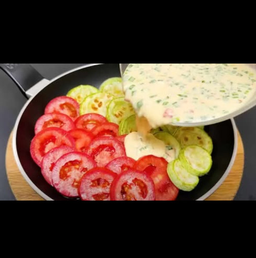 Просто нарежете тиквичките и доматите в тигана, а после залейте с вкусната смес: Става чудна лятна гозба!