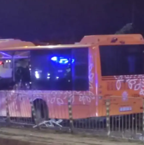 Потресаващо видео с момента, в който младият шофьор се врязва в автобуса на градския транспорт