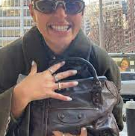 Жена си купи чанта втора употреба и в нея откри съобщение със смайващо предложение