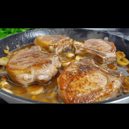 Опитайте да приготвите свинското в тиган по този начин: Невероятно вкусно става, реже се като масло!