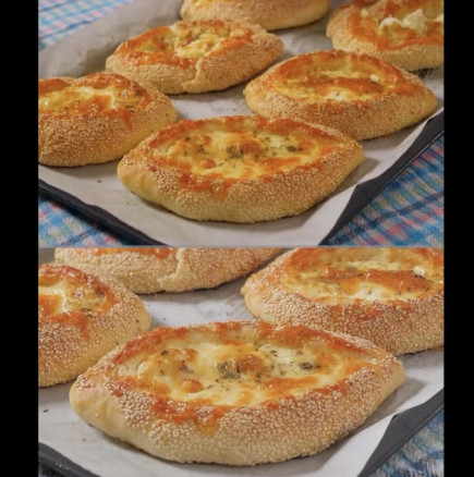 Турско пиде със сирене и сусам - гореща вкусотия направо от фурната