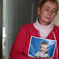 Внукът й изчезна! Снаха й го взела от училище, била намерена мъртва, оставила зловеща бележка и нямало и следа от детето