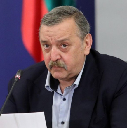 Проф. Кантарджиев предупреди: Бременните да се пазят с внимание, особено от кашлящи свекърви