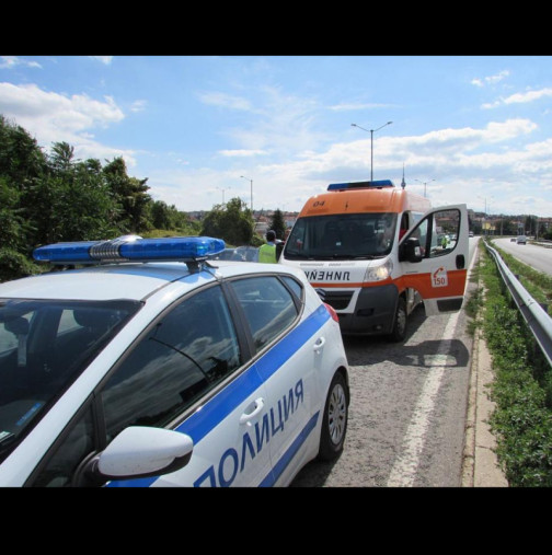 Тежка катастрофа между ТИР и лек автомобил затвори път Е-79! Има пострадали: