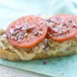 Фермерски сандвич с боб и домати