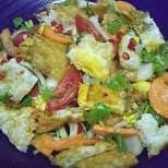 Зеленчукова салата с пържени яйца