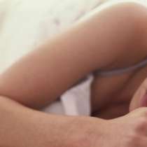 Коя е най-подходящата поза за сън по време на бременност?