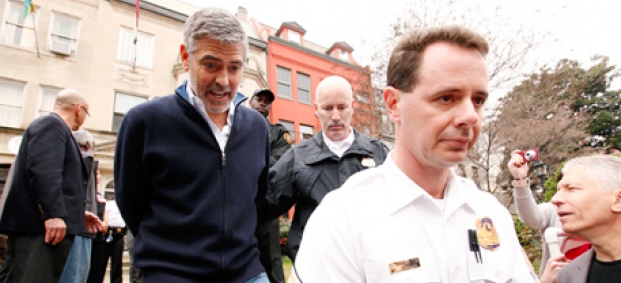 Джордж Клуни и баща му-арестувани!