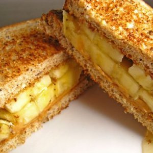 Бананов сандвич с мед и фъстъчено масло