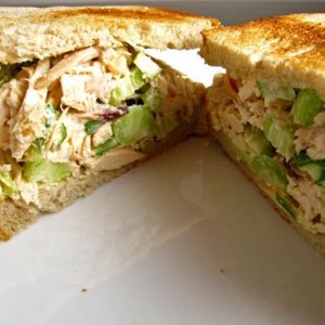 Сандвич с пилешка салата