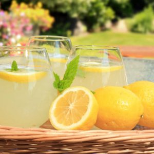 Лимонова вода действа като лекарство при стомашни проблеми