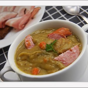 Гъста грахова супа със свинско
