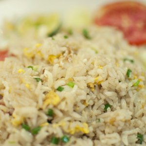 Пържен ориз с яйца и зелен лук