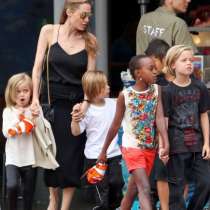 Децата на Анджелина Джоли планират сватбата й