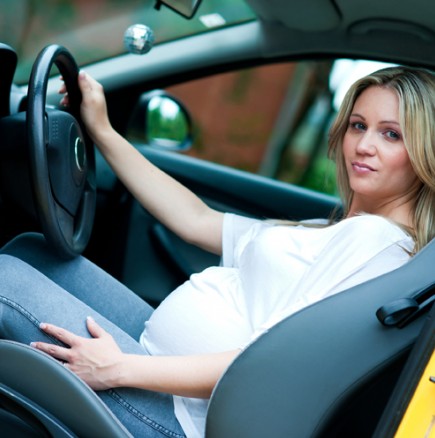 Опасно ли е шофирането за бременни жени?