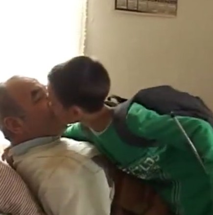Майката го напуснала - 8-годишно момче в къща без вода, се грижи само за болния си баща - Видео