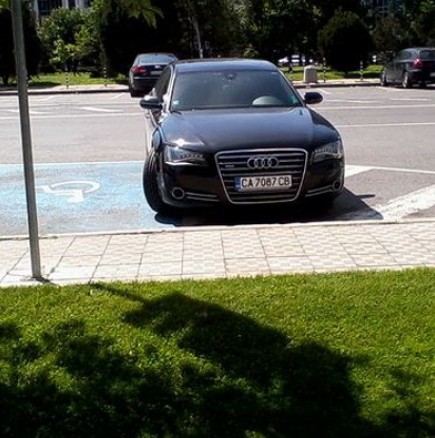 Любо Ганев отново паркира на място за инвалиди