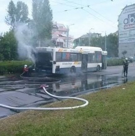 Автобус се запали в движение