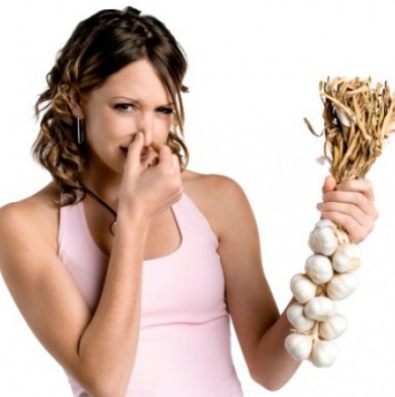 Как да се отървете от неприятната миризма в устата ако сте яли лук или чесън?