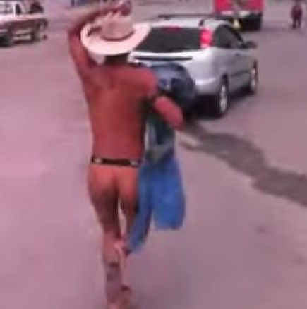 Любовник тича гол по улицата, подгонен от разярен съпруг - Видео
