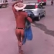 Любовник тича гол по улицата, подгонен от разярен съпруг - Видео