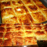 С 4 яйца пълня най-голямата тава с вкусна баница! Пухкава, сочна, висока 10 см: