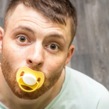 Възрастни по целия свят смучат биберони! Странна тенденция се разпространява с висока скорост, те го правят дори на работа!