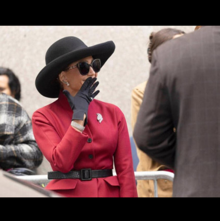 Блясъкът на стария Холивуд в действие: Дженифър Лопес със стайлинг, който създава фигура на пясъчен часовник