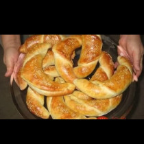 Когато някой вкъщи се разсмърка, веднага пека моите Чеснови кифли - хем уникално вкусни, хем плънката те вдига на крак даже от грип!