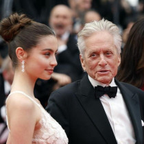 Тя е на 22 години и вече е надминала майка си: Дъщерята Катрин Зита-Джоунс очарова ръка за ръка с баща си на червения килим