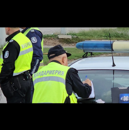 Хвърлиха самоделна бомба пред полицията в Дупница! Има арестувани