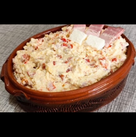 ВЛАШКА ЛЮТЕНИЦА: Много кремообразна и пикантна, със сирене, бекон и печени чушки! Опитваш и облизваш всички пръсти: