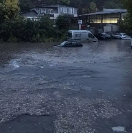 И Русе под вода! Потопът наводни улици, придвижването е трудно
