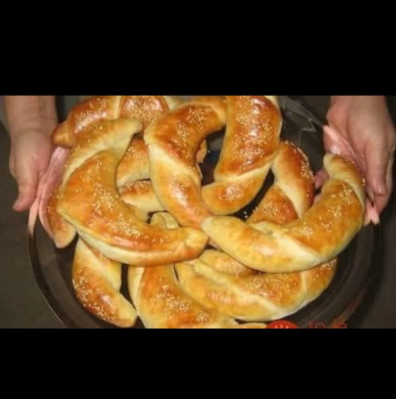 Когато някой вкъщи се разсмърка, веднага пека моите Чеснови кифли - хем уникално вкусни, хем плънката те вдига на крак даже от грип!