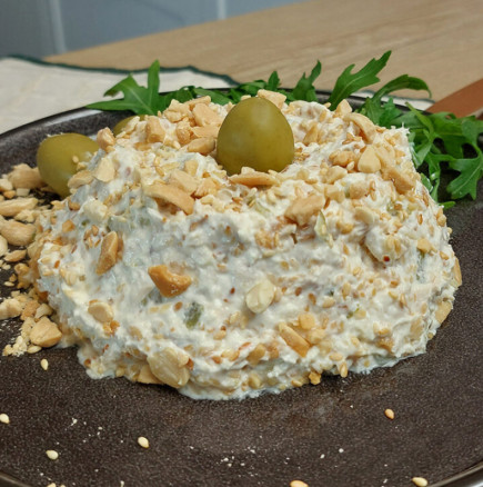 Фъстъчена крем-салата, готова за 15 минути: Звездата на всяка празнична трапеза, перфектно кремообразна и приятно хрупкава