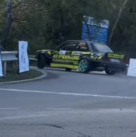 Публикуваха видео с момента, в който колата се врязва фатално в хората