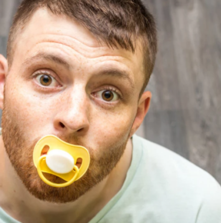 Възрастни по целия свят смучат биберони! Странна тенденция се разпространява с висока скорост, те го правят дори на работа!