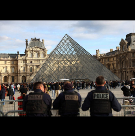 Ето по какъв нелеп начин е извършен обирът на Лувъра - запис от мобилен телефон показа истината