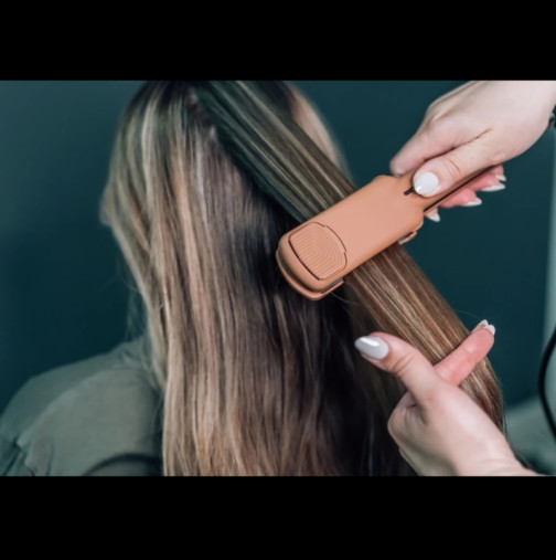 Тези методи са по-добри от преса на 200 градуса: Как да изправите и укротите косата си - ще остане перфектно гладка през целия ден