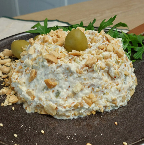 Фъстъчена крем-салата, готова за 15 минути: Звездата на всяка празнична трапеза, перфектно кремообразна и приятно хрупкава