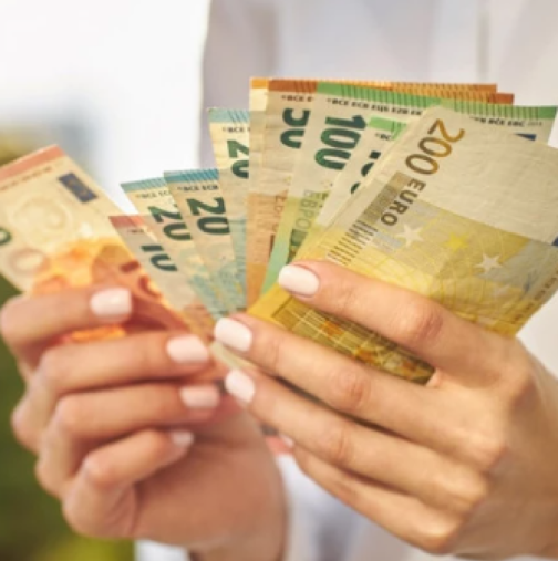 4 зодии ще преживеят „водопад от пари“: До 12 октомври няма да стъпват по земята