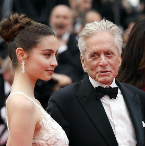 Тя е на 22 години и вече е надминала майка си: Дъщерята Катрин Зита-Джоунс очарова ръка за ръка с баща си на червения килим