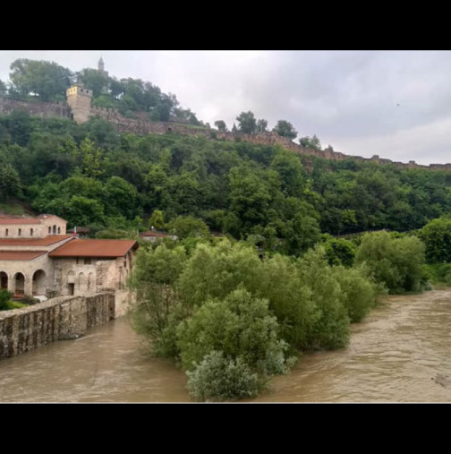 Водният ад продължава! Придошлата р.Янтра заля емблематична църква във Велико Търново: