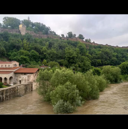 Водният ад продължава! Придошлата р.Янтра заля емблематична църква във Велико Търново: