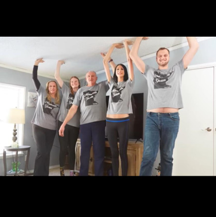 Как живее най-високото семейство в света? Най-ниска е майката със 191 см, а всички си блъскат главите из цялата къща.