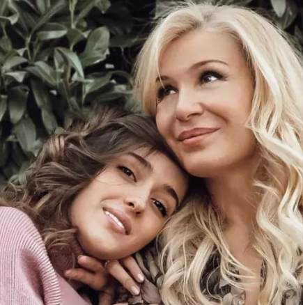 Коя е по-хубава – Мари Будева или Никол? Ето я 20-годишната доведена дъщеря на Гала!