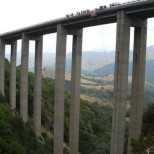 Млад мъж скочи от мост край Клисура и се случи най-страшното