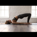 След 50 години всяка жена трябва да прави едно упражнение: Трае САМО 10 секунди и лекарите твърдят, че решава 3 големи проблема.