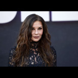 Катрин Зита-Джоунс предизвика земетресение на черния килим със СКАНДАЛНО КЪС минижуп! На 56 даже моделите й дишат прахта: